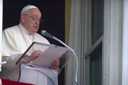 El Papa Francisco en Todos los Santos los presenta como hermanos mayores en el rezo del Ángelus