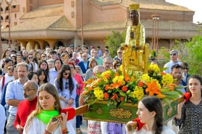 La Virgen de Torreciudad -réplica de la talla románica de unos 900 años de edad-  en el popular santuario