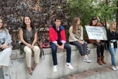 Algunos voluntarios de 40 Días por la Vida, rezando ante la clínica Dator.