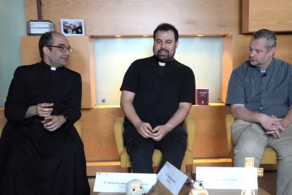 Domenech (a la izquierda) recuerda la figura de Moisés: "Me gusta compararlo con mi vida; hay muchas situaciones en las que el sacerdote acompaña a los fieles a la Tierra Prometida".