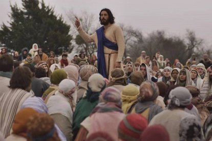 Jesús enseñando a sus discípulos, en una escena de 'The Chosen'.