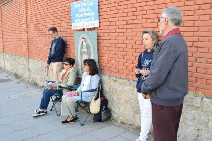 "No acosamos a las mujeres que quieren abortar; simplemente estamos rezando. No tenemos ningún miedo. Rezar no es acosar", explica Pablo Trigo, voluntario de 40 Días por la Vida en Burgos.