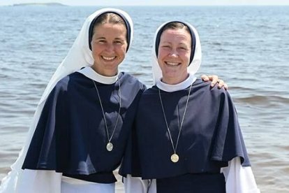 Sor Mary Grace, a la izquierda, junto a otra hermana de las Sisters of Life.