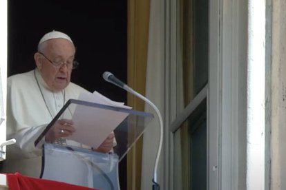 "Dios es así: es amor, y quien ama no permanece rígido en sus propias posiciones, sino que se deja mover y conmover; sabe cambiar sus esquemas", comentó el Papa.