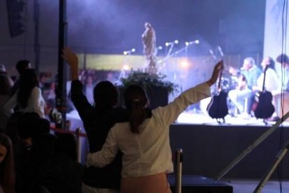 Unas 1500 personas participaron en el evento sobre Teología del Cuerpo que tuvo lugar en pleno Halloween en la Universidad Francisco de Vitoria: cientos permanecieron en adoración nocturna.