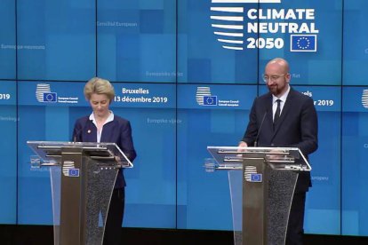 Ursula von del Leyen, presidenta de la Comisión Europea, y Charles Michel, presidente del Consejo Europeo, en una rueda de prensa sobre el clima, uno de los principales mecanismos de concentración de poder en la Unión Europea.