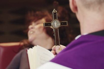 Ostensión de la cruz en un exorcismo, en la película documental italiana Libera Nos