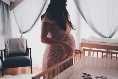 En España confluyen dos factores desastrosos para la economía: una tasa de fecundidad bajísima y una inmigración de una reducida productividad. Foto: Ömürden Cengiz / Unsplash.