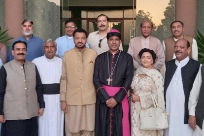 Beluchistán está habitado por pueblos tribales, con cultura y mentalidad de clan; los pastunes tienen un carácter fuerte y autoritario, generalmente son terratenientes y todos musulmanes.