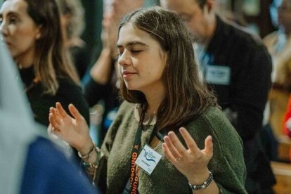 Una de las participantes en Charis 2023, el encuentro internacional de carismáticos en Roma.