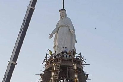La inauguración de la gigantesca estatua, de tres metros de ancho y fundida en bronce, fue inspirada en la estatua de 8,5 metros de altura de 'Nuestra Señora del Líbano'.