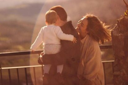 Según la última Encuesta Social General, los hombres casados ​​(entre 18 y 55 años) en Estados Unidos tienen aproximadamente el doble de probabilidades de ser "muy felices", en comparación con sus pares solteros.