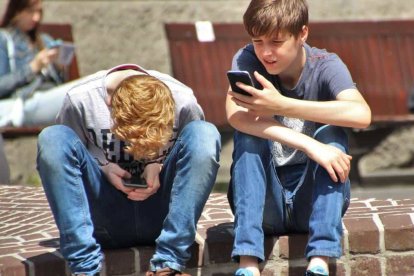 Los padres comienzan a ser conscientes de los efectos devastadores de los móviles en sus hijos y empiezan a poner medidas y exigirlas a los colegios e instituciones. Foto: Pixabay / Pexels.