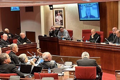 "Determinan con su moneda de cambio el futuro de un pueblo. Cómplices que venden lo ajeno por un plato de lentejas para seguir en el poder", dice el obispo de Oviedo.