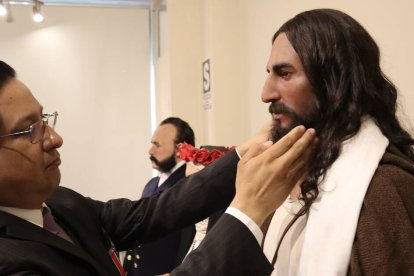 El artista hiperrealista limeño Walter Huamán, autor de una de las imágenes de Jesús más fieles a la Sábana Santa que existen, recibe a Religión en Libertad para hablar de esta curiosa vocación (fotografía/ Elizalde).