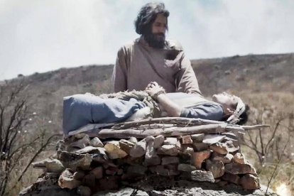 Abraham, a punto de sacrificar a Isaac en la película 'Su único hijo' (2023), de los realizadores de 'The Chosen'.