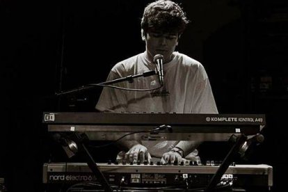 Íñigo Quintero es el compositor de letra y música de 'Si no estás', que interpreta al piano.