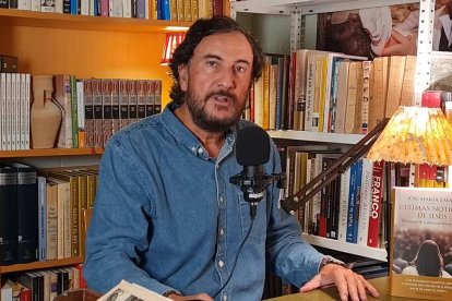 José María Zavala, en el estudio de su canal 'Refugio Zavala' junto con su libro más reciente: 'Últimas noticias de Jesús'.