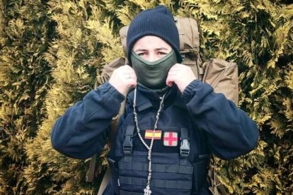 Paula Aguiló Serrano, con su chaleco y su rosario, se acerca al frente ucraniano a llevar ayuda y recoger cadáveres