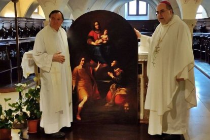 El sacerdote Ivo Piccinini (a la izquierda de la foto) y el obispo de Reggio Emilia, Giacomo Morandi, junto a un cuadro que representa a los santos esposos Crisanto y Daria. Foto: LaLiberta.info