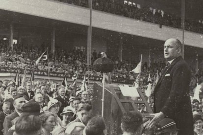 Erich Klausener se dirige a miles de católicos en uno de los multitudinarios actos de la Acción Católica.