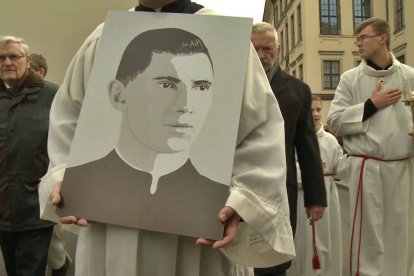 Un cuadro con la imagen de Alojs Andritzki durante el traslado a Dresde en 2011 de la urna con sus restos.