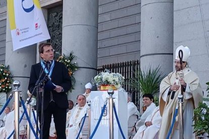 El cardenal arzobispo de Madrid, José Cobo, escucha el voto a la Virgen, en nombre de la ciudad, del alcalde de Madrid, José Luis Martínez-Almeida, en la festividad de la patrona, Nuestra Señora de la Almudena. Foto: Archidiócesis de Madrid.