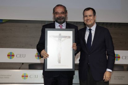 Alfonso Bullón de Mendoza, presidente de la Asociación Católica de Propagandistas y de la Fundación Universitaria San Pablo CEU, recibe el premio especial del Año ReL de manos de Álex Rosal, director de Religión en Libertad.