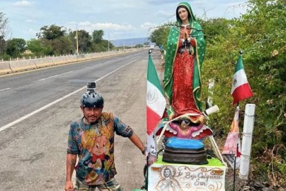 David "el Peregrino" lleva más de un mes pedaleando desde Campeche, en México. Su objetivo es culminar los 2500 kilómetros que hay hasta el Santuario de la Virgen, en Baja California Sur.