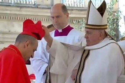 Momento en el que Francisco impone el birrete cardenalicio a Víctor Manuel Fernández, el pasado 30 de septiembre.
