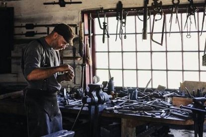 El distributismo es una especie de "tercera vía" económica entre el socialismo y el capitalismo, que fomenta la economía de lo pequeño y cercano.