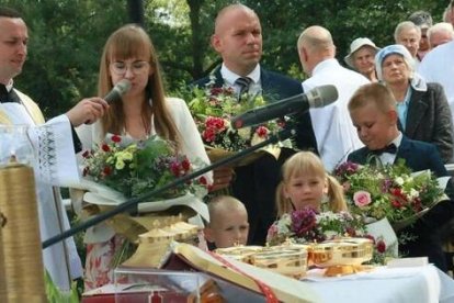 Una familia entrega flores a la Virgen Kebelska de Wawolnica en la peregrinación de inicios de septiembre