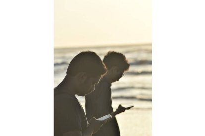 La dependencia de las redes sociales es un nuevo modelo de negocio basado en la adicción. Foto: Christy Jacob / Unsplash.