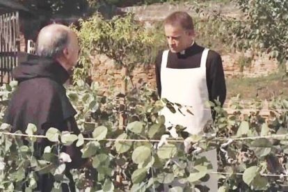 Christopher Lambert (en el centro de la imagen) interpretó a Gregor Mendel en 'El jardinero de Dios' (2009) de Liana Marabini
