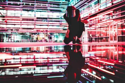 El 'seréis como dioses' siempre acaba en la esclavitud más degradante y eso lo lleva intentando la humanidad durante muchos años.Foto: Drew Dizzy Graham / Unsplash.