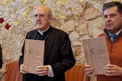 Impactante estudio y facsímil del Códice de los Milagros de San isidro del siglo XIII, aquí con su investigador y el cardenal Osoro