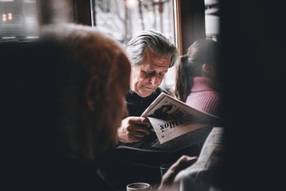 El tratamiento (o silenciamiento) que la mayoría de los medios convencionales asignan a ciertos temas les desautoriza para criticar la proliferación de 'fake news' en redes sociales. Foto: Aleksandar Velickovic / Unsplash.