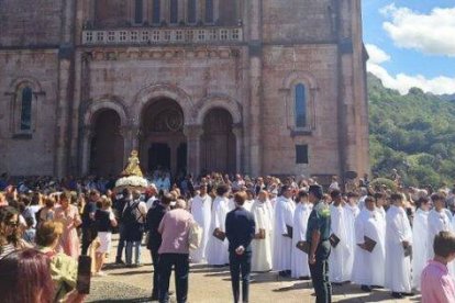 Devotos acuden a honrar a la Virgen de Covadonga en su santuario asturiano