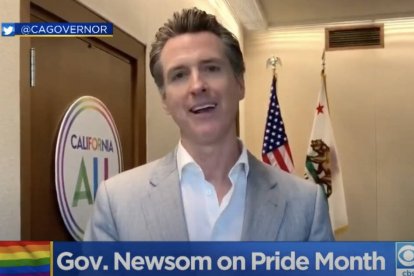 El gobernador también firmó exigir que las escuelas públicas proporcionen baños para todos los géneros y que los solicitantes de licencias comerciales declaren que los baños para un solo usuario son baños para todos los géneros.