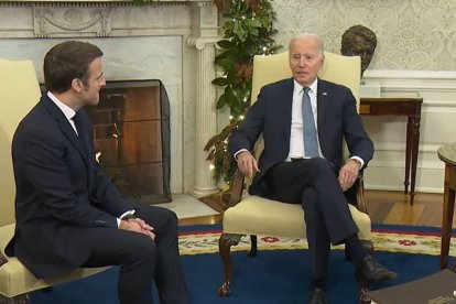 Emmanuel Macron y Joe Biden, dos gobernantes cortados por el mismo patrón farisaico: se rasgan las vestiduras por unas víctimas inocentes mientras promueven la masacre de los inocentes no nacidos.