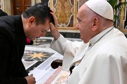 Francisco bendice a uno de los sacerdotes hispanos en Estados Unidos.