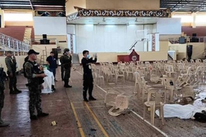 "Nos han golpeado en el corazón, es decir durante la Eucaristía, el momento más alto de nuestra fe. Ahora hay mucho miedo, pero la fe nos acompaña y nos sostiene", dice el obispo local.