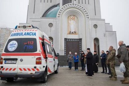 Bendicen ambulancias en la catedral grecocatólica de Kiev, donadas en Europa Oriental