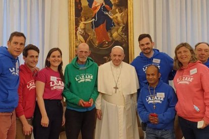 Francisco, con miembros de Hogares Lázaro. Un libro recoge ahora su espontáneo y enriquecedor diálogo.