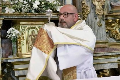 Don Rafael, párroco de Moraleja de Enmedio, bendice con el copón que contiene las formas incorruptas desde 1936. Foto: Captura Creo TV.