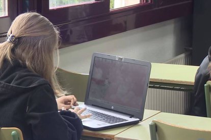 La introducción masiva de los dispositivos móviles en la educación está perjudicando claramente el proceso de aprendizaje de los niños y adolescentes. Imagen: captura RTVE.