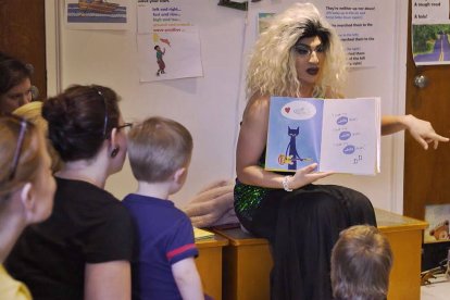 Las 'drag queen' cuentacuentos son en algunos países uno de los métodos de adoctrinamiento en ideología de género para los niños de menor edad, bajo capa de 'inclusión' y 'diversidad'.