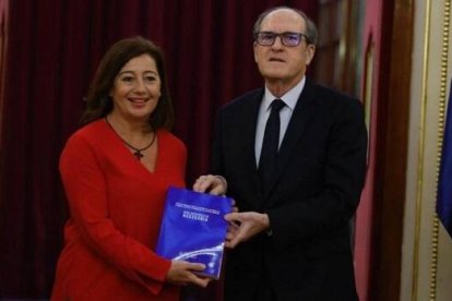 El socialista Gabilondo entrega a la socialista Armengol el estudio de 800 páginas sobre abusos a menores en entornos católicos