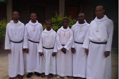 Novicios benedictinos de Eruku, en Nigeria; su noviciado fue asaltado por bandidos fulani