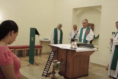 La comunidad católica de habla hebrea está integrada en un plan de atención pastoral específico, donde ocho sacerdotes se dedican a servir a cinco comunidades parroquiales: Jerusalén, Tel Aviv-Jaffa, Haifa, Beer Sheva y Tiberíades.